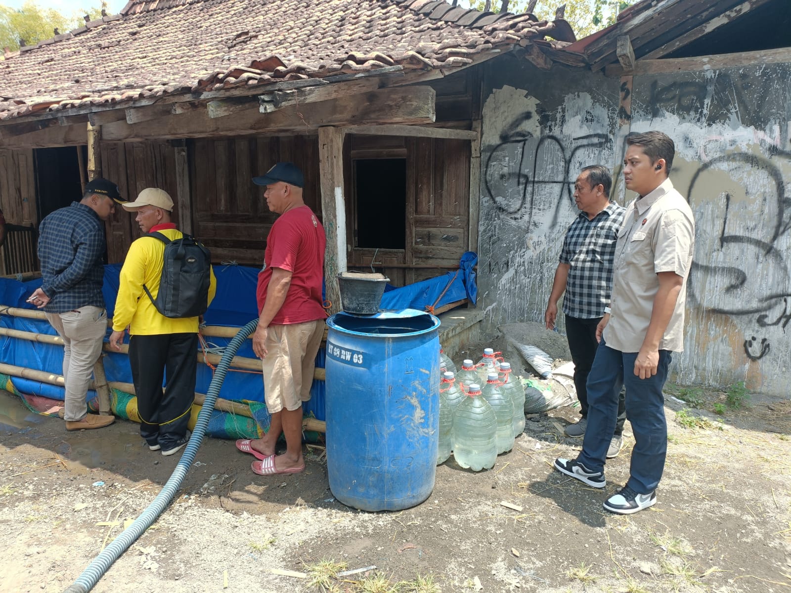 10 Tangki Pendistribusian Air Bersih Disalurkan ke Masyarakat, Kasatreskrim Polresta Pati dan Wakasat Turun