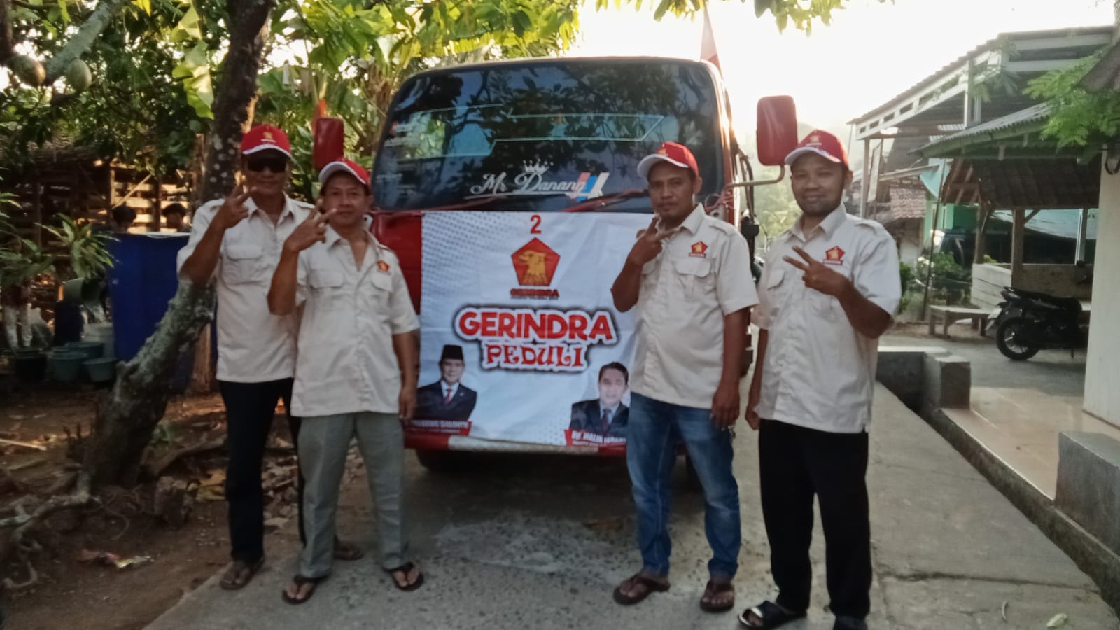 Dimusim Kemarau Kader Gerindra Malik Ibrahim Berikan Bantuan Air Bersih Kepada Warga