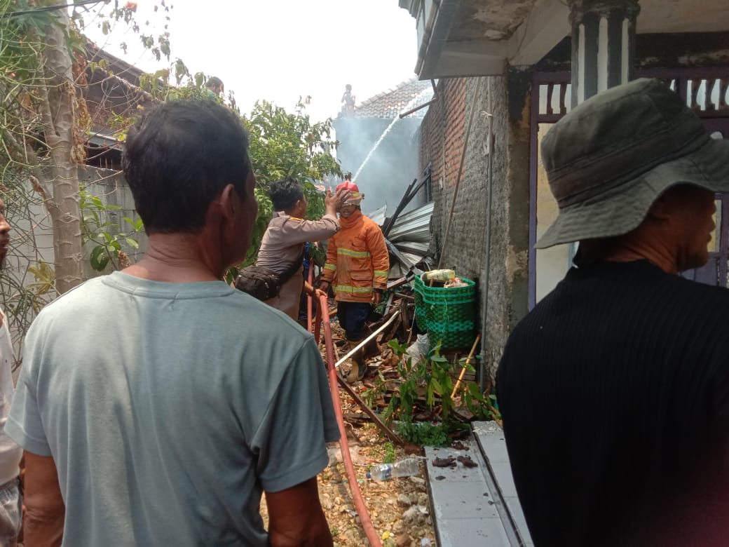 Sijago Merah Habiskan Rumah Warga, Polisi Gerak Cepat Padamkan Api