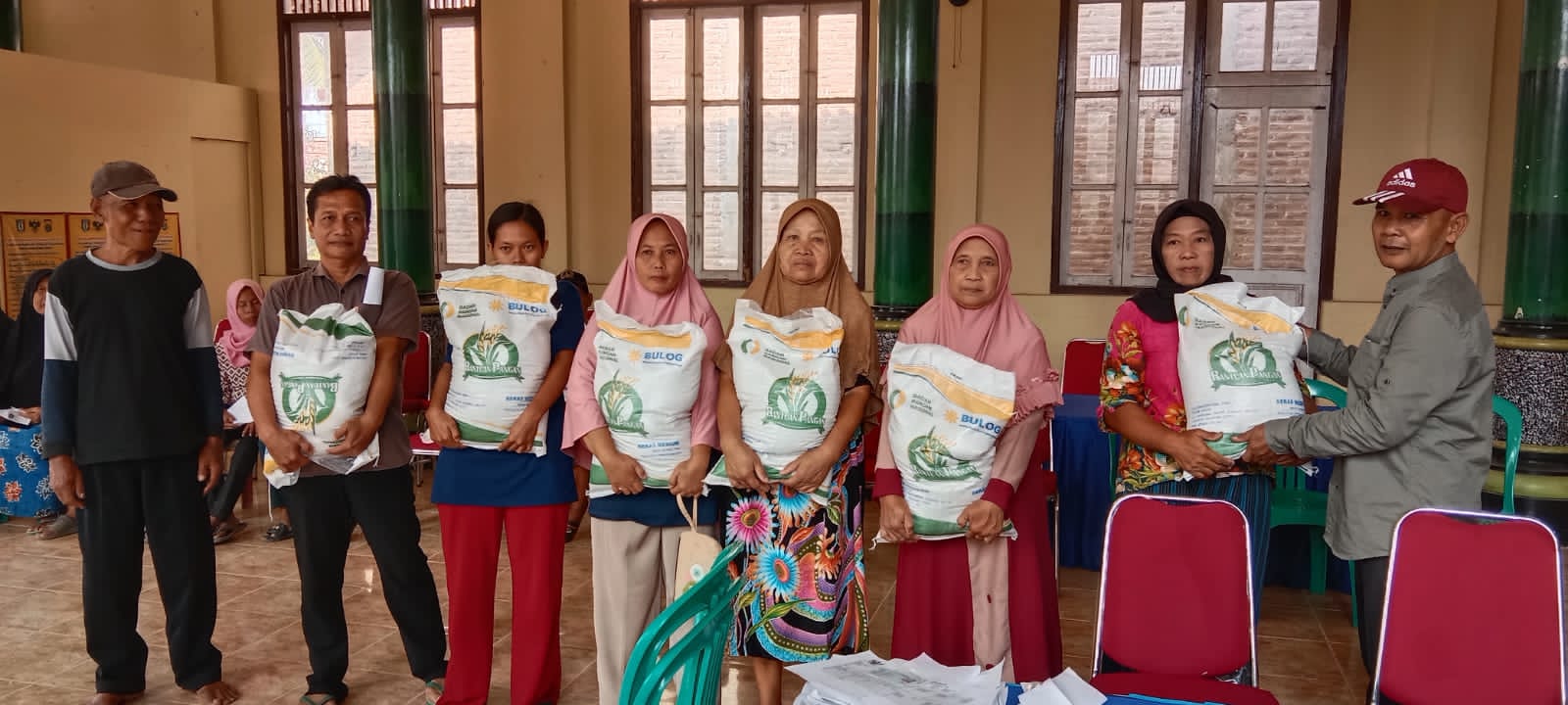 Pekon Ambarawa barat Salurkan Bantuan Beras Kepada 525 KPM