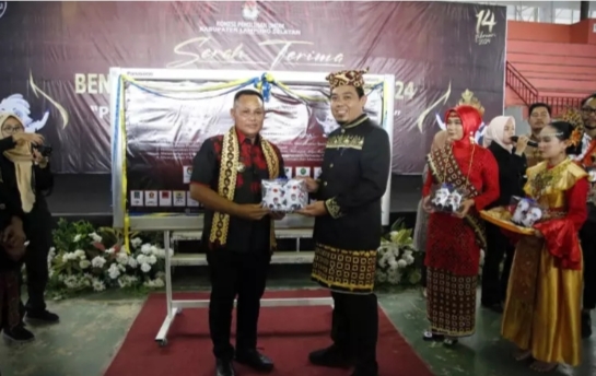 Bupati Nanang Ermanto Sambut Kirab Pemilu 2024 di Lampung Selatan.