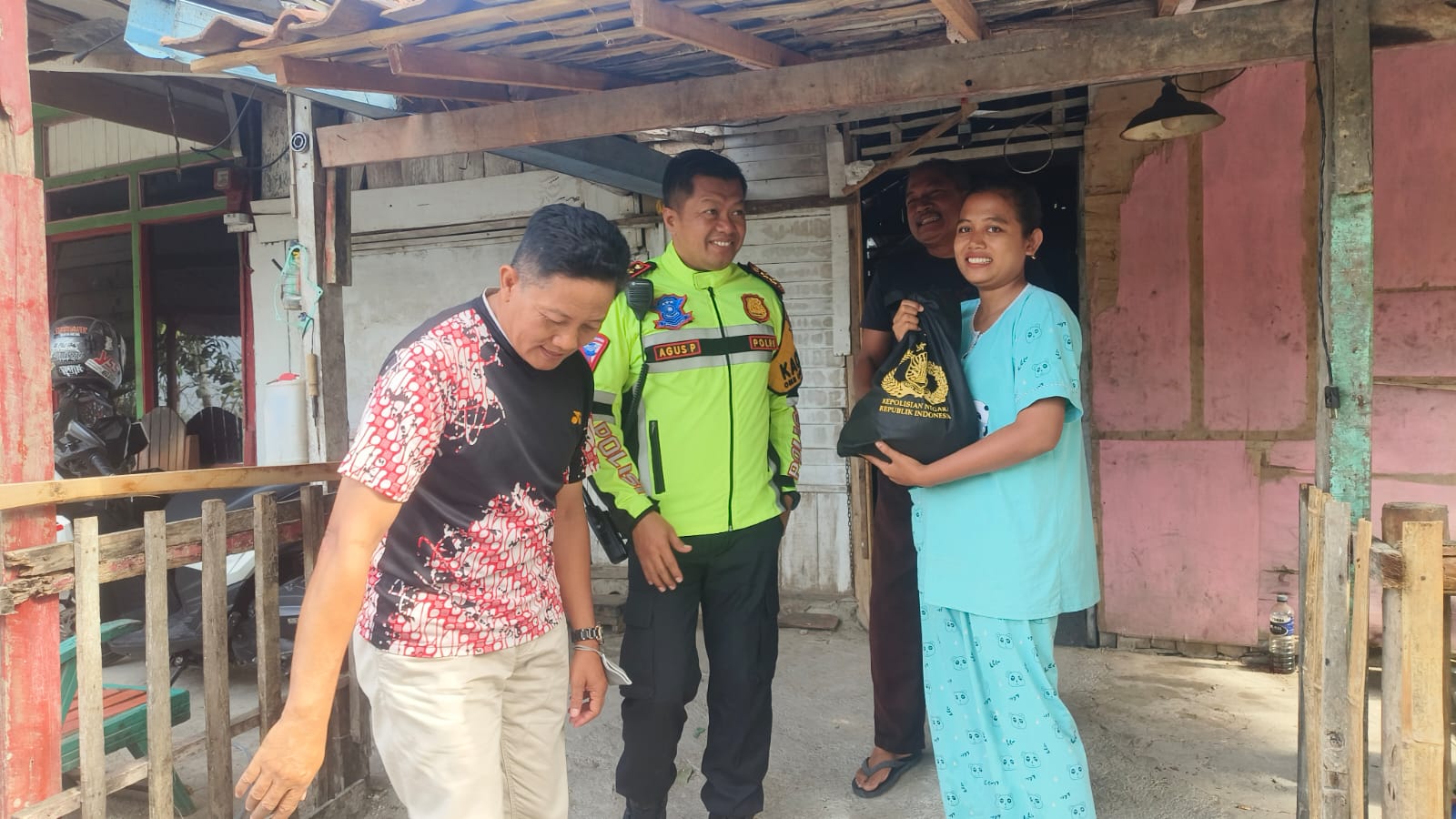 Kapolres Blora Blusukan Dengan Sepeda Motor Salurkan Bantuan Sosial Dan Imbau Kamtibmas Kepada Warga