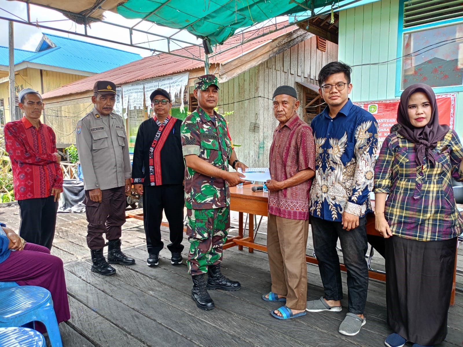 Penyaluran BLT, Babinsa Berharap Dapat Membantu Kesejahteraan Masyarakat