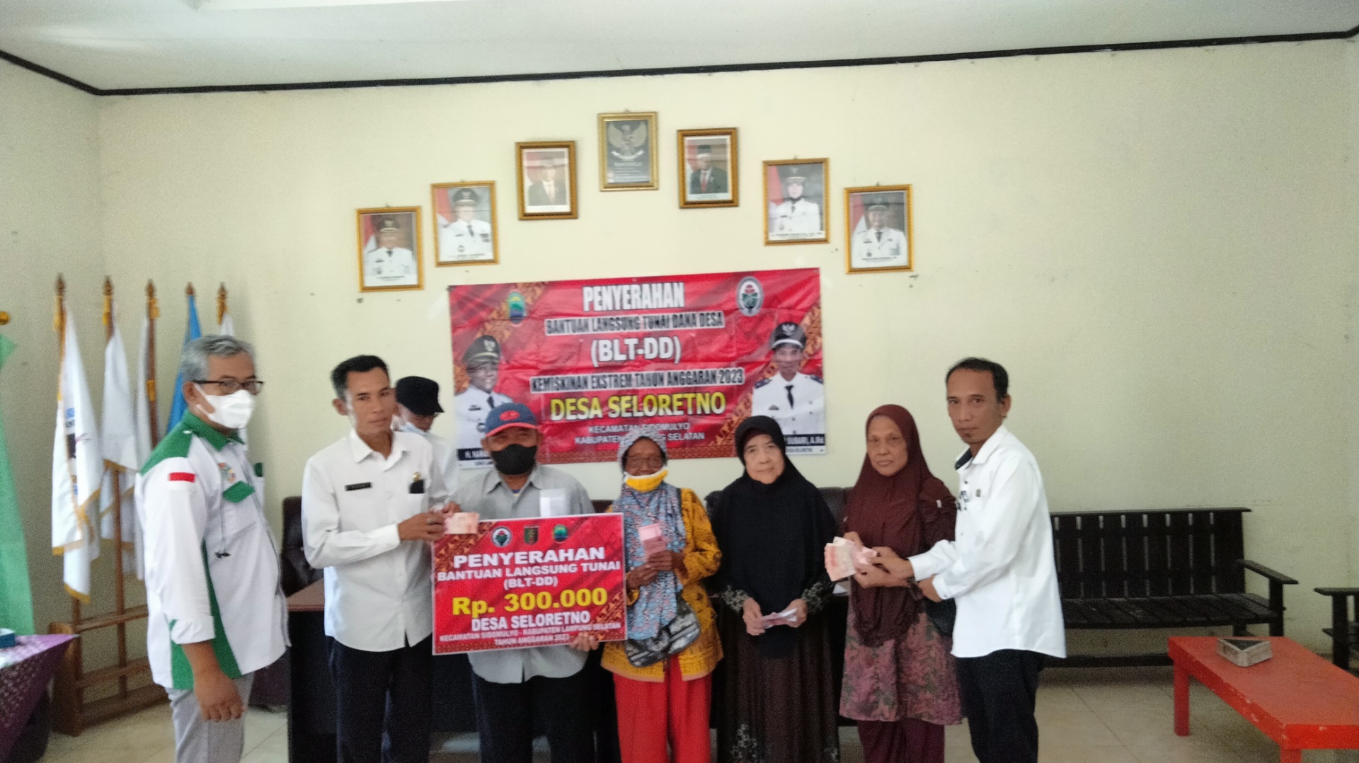 Pemdes Seloretno Salurkan BLT DD Tahap Akhir Ta-2023 Kepada 25 KPM Katagori Miskin Ekstrim