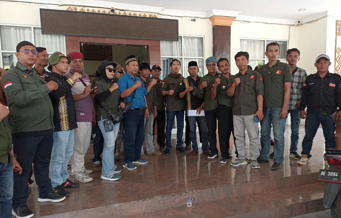 LSM TRINUSA, PPDI DAN AWI KEMBALI GERUDUK KANTOR BUPATI DAN DPRD.
