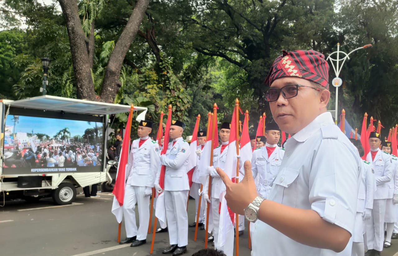 Memakai Tukus Lampung, Dewan Gerindra Dwi Riyanto Hadiri Pendaftaran Prabowo-Gibran Ke KPU