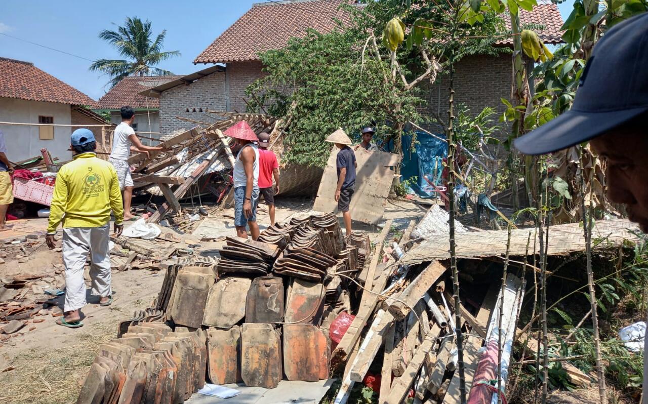 Puting Beliung Robohkan Rumah Warga Waluyojati Pringsewu