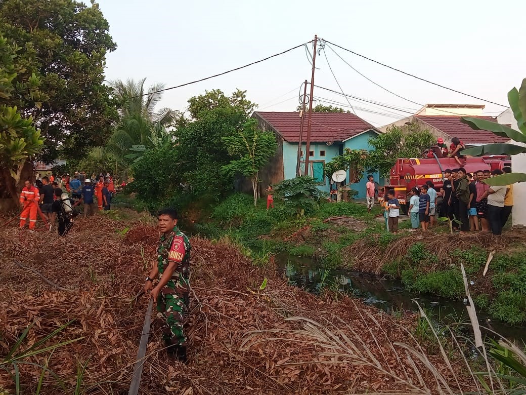Anggota Koramil 06/Samboja Bantu Proses Pemadaman Kebakaran Lahan Di Kelurahan Teluk Pemedas