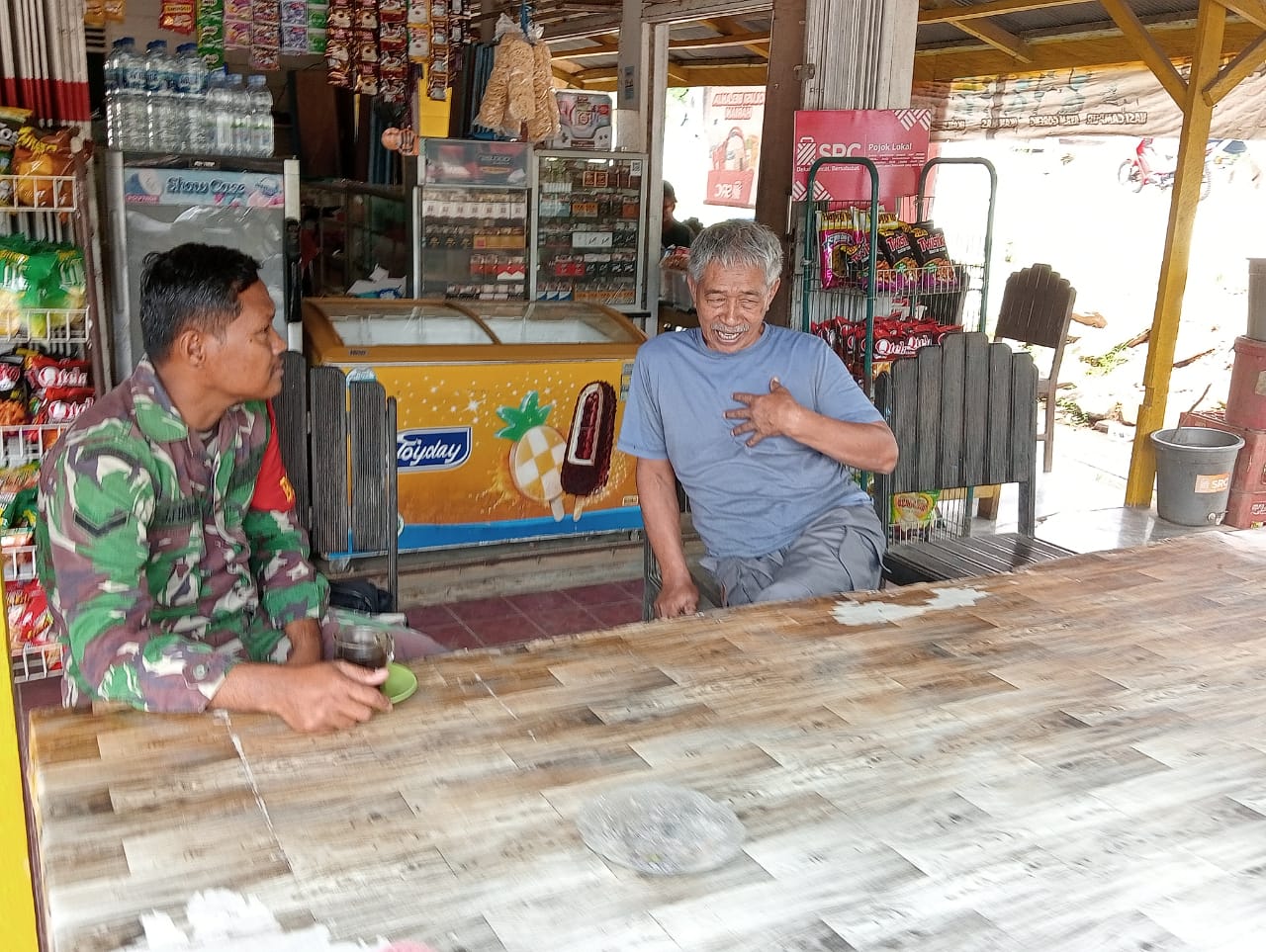 Manfaatkan Warung Kopi, Babinsa Muara Wis Lakukan Komsos