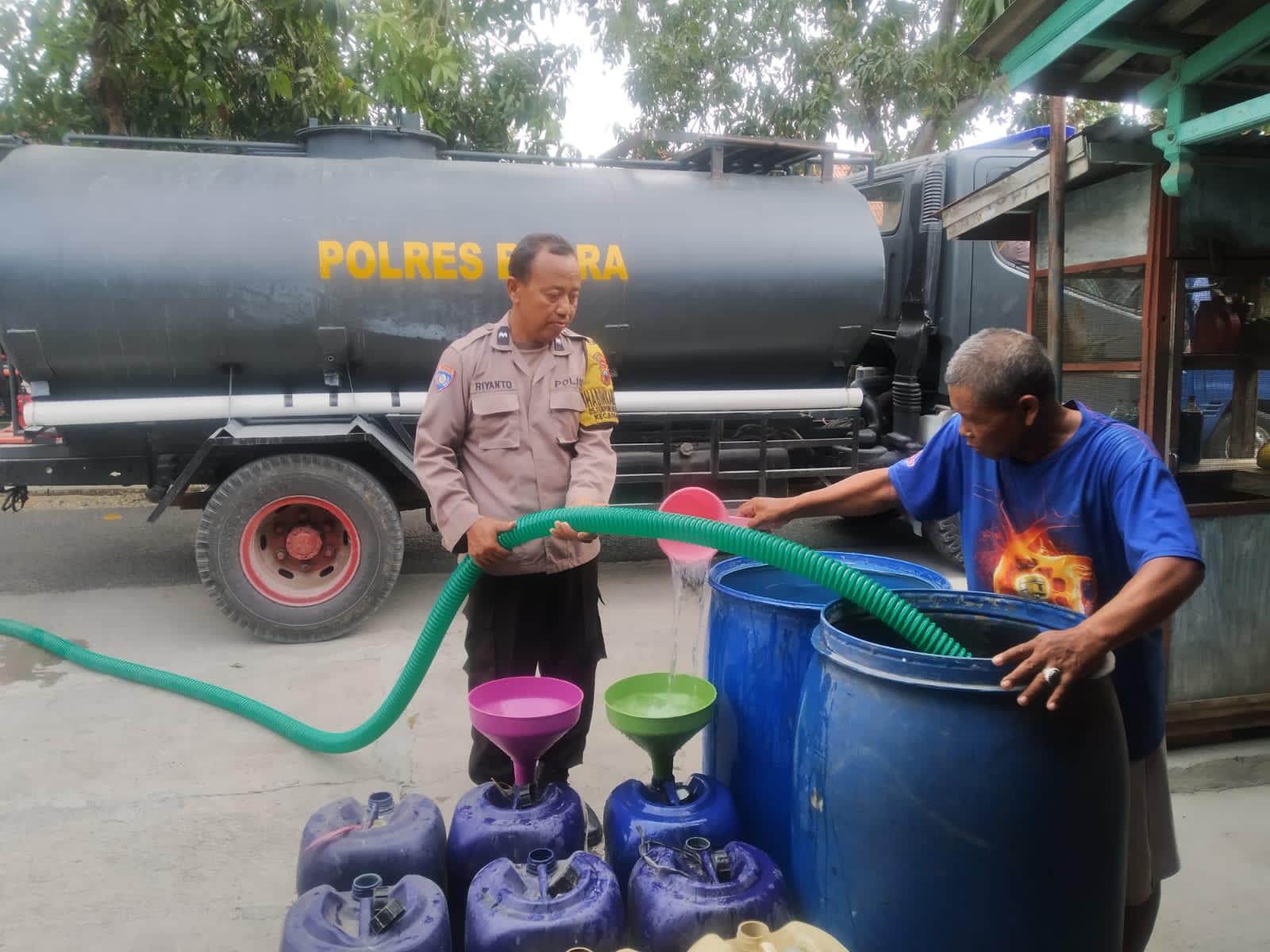 Polres Blora Blusukan Kampung Bagikan Air Bersih