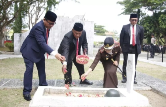 Peringati Hari Pahlawan Bupati Nanang Tabur Bunga di Taman Makam Pahlawan