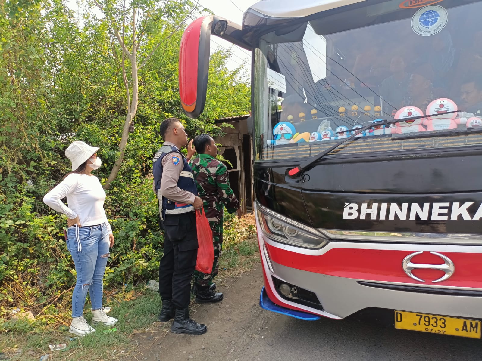 Macet Pantura, Polri Tunjukan Aksi Humanis Berbagi Nasi Bungkus