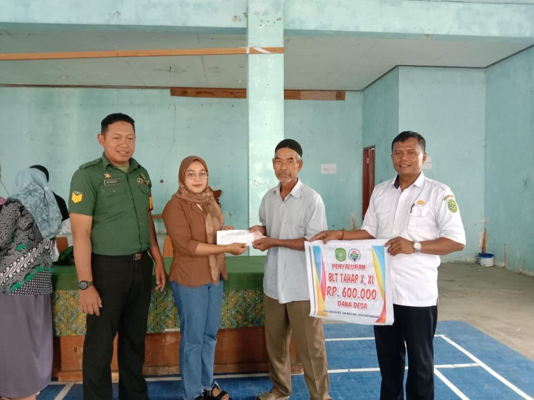 Babinsa Jonggon Lakukan Pendampingan Dalam Peyaluran Blt Kepada Warga