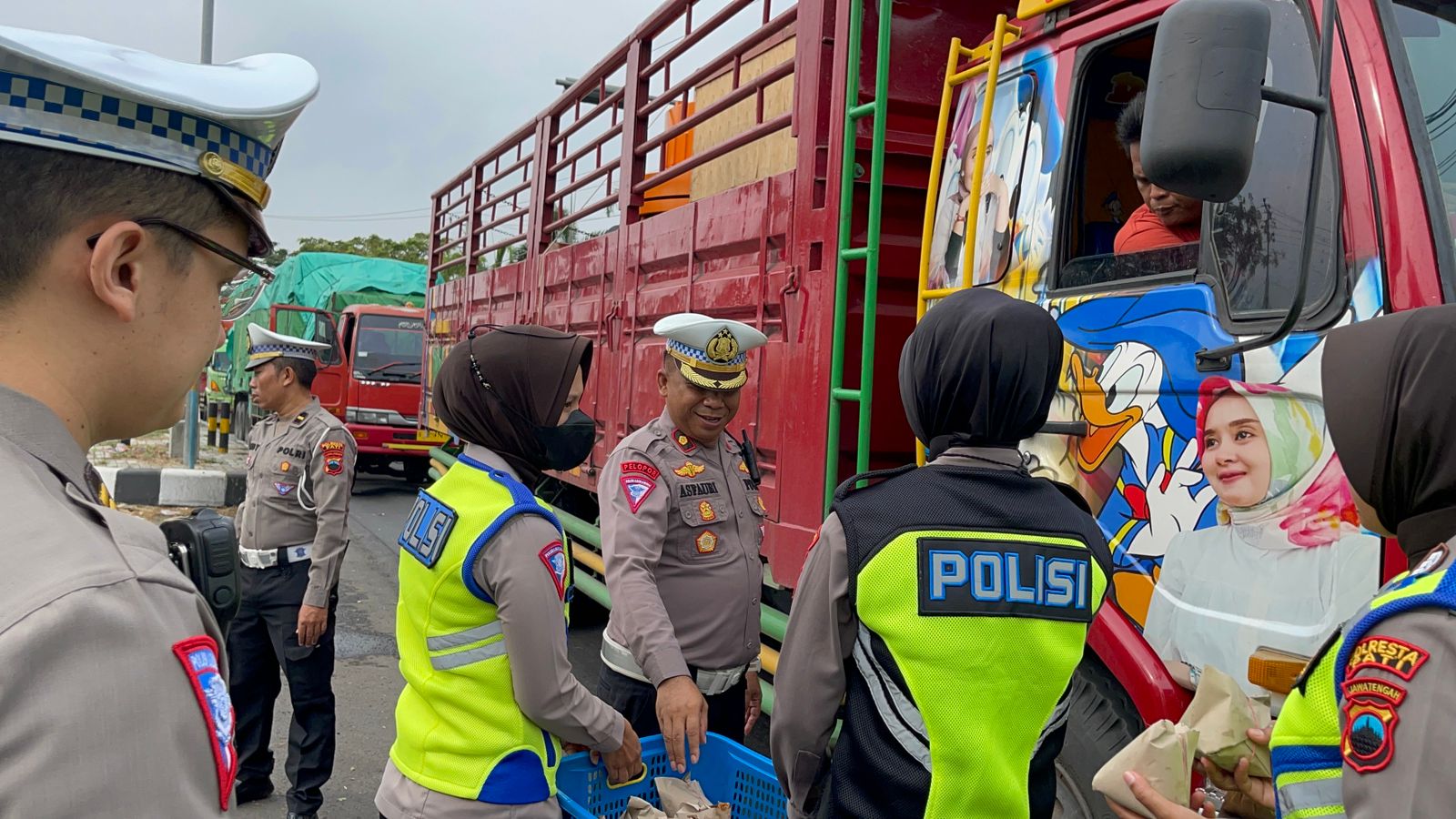 Perbaikan Jalur Pantura, Para Supir Terima Nasi Bungkus dan Kopi