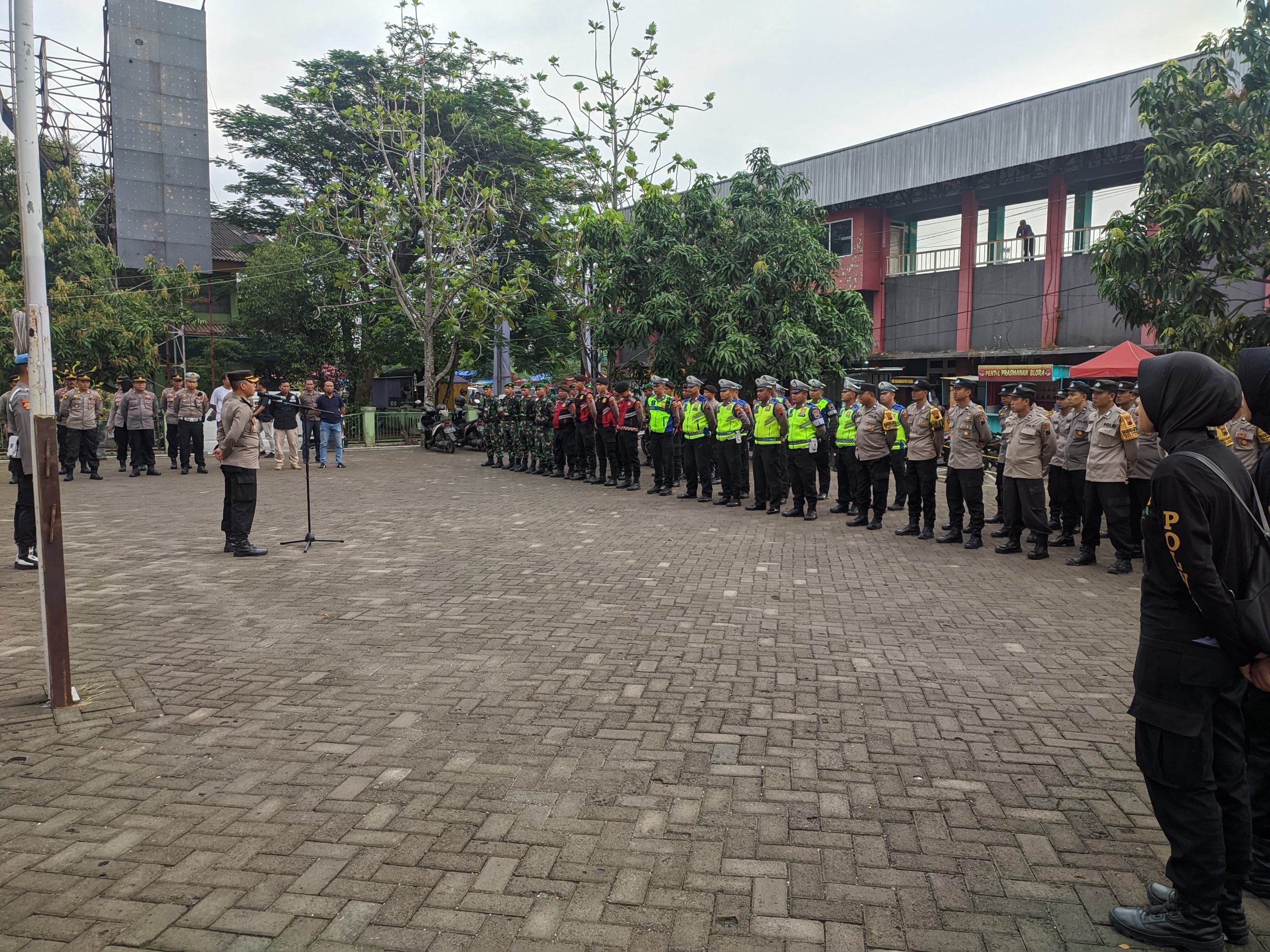 Pastikan Keamanan Dan Kelancaran Kegiatan Karnaval SCTV, Petugas Gabungan Di Blora Lakukan Pengamanan