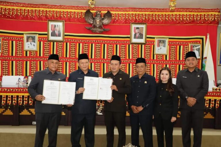 Hendri Rosyadi Pimpin Rapat Paripurna DPRD Lamsel Tentang Ranperda APBD Ta-2024
