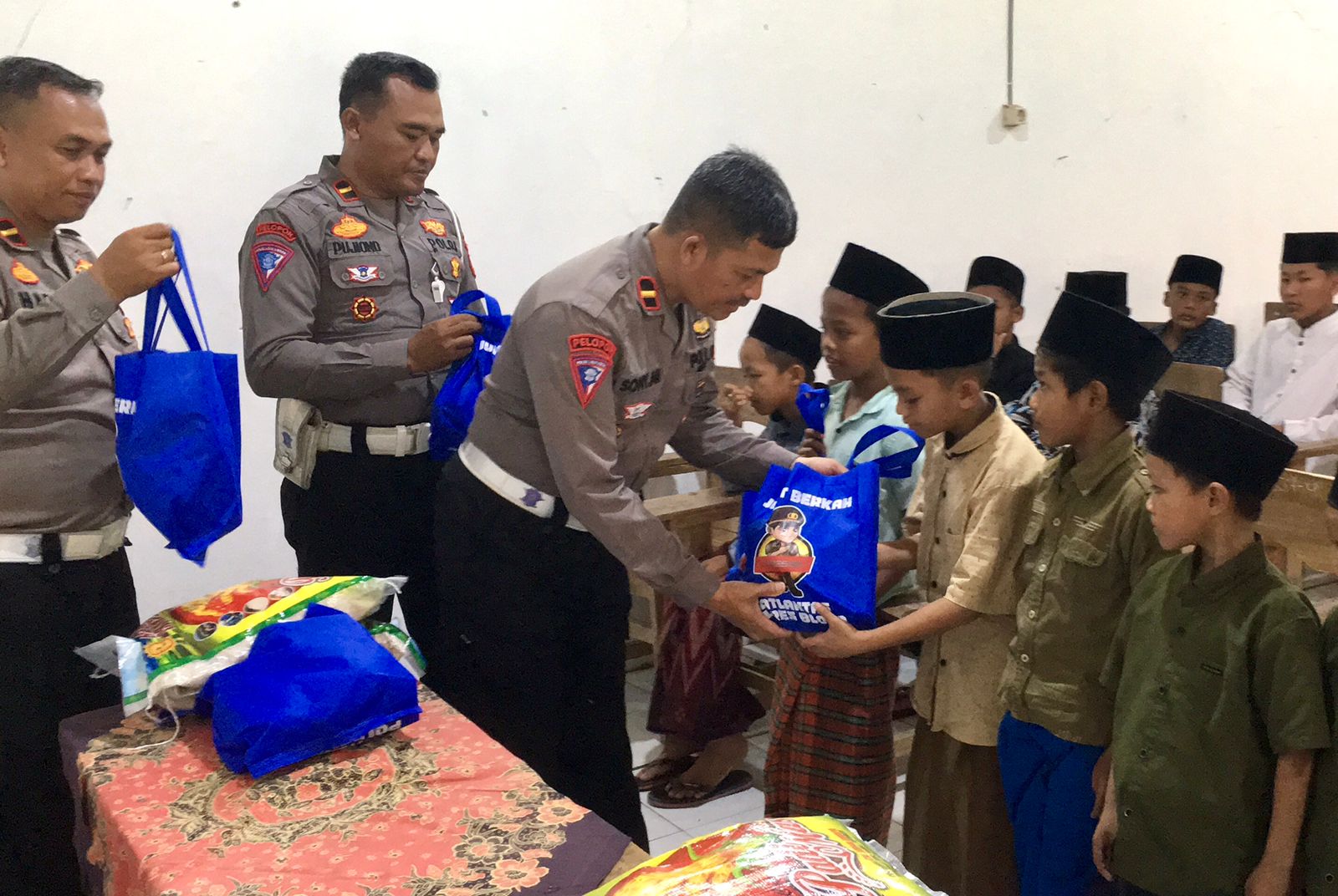 Polantas Blora Bhakti Sosial Serta Imbau Tertib Berlalu Lintas Dan Bijak Dalam Bermedia Sosial