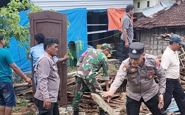 Warga dan Kapolsek Galakan peduli Lingkungan