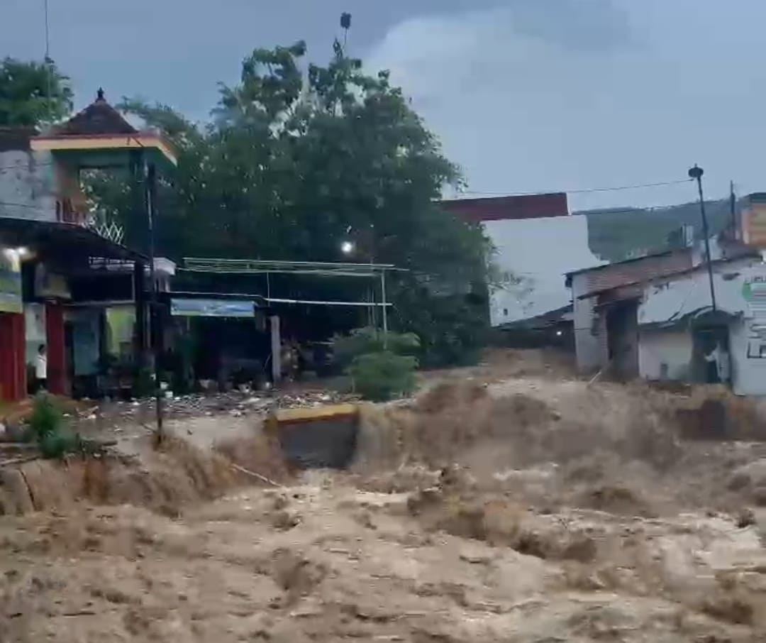 Wilayah Pasar Sukolilo Banjir, Kapolsek Lakukan Siaga