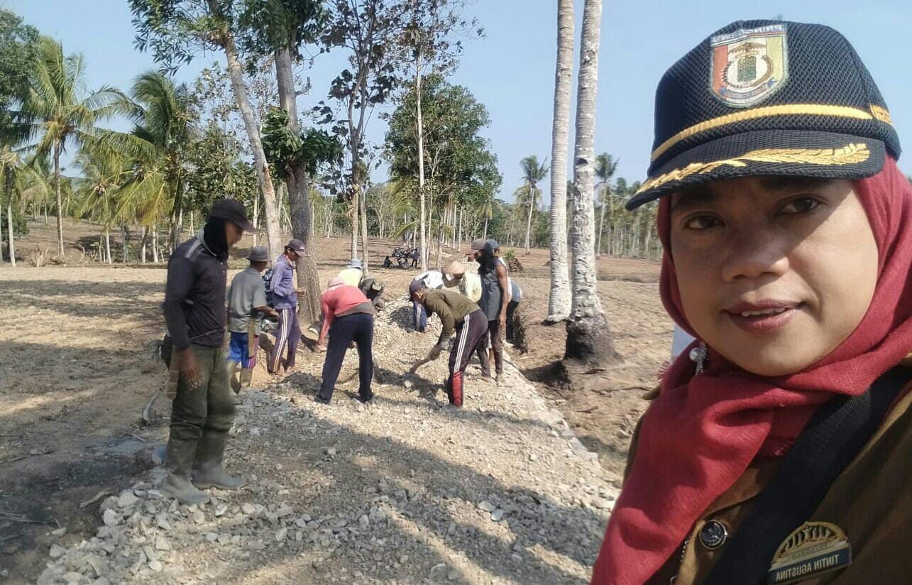 Melalui Pembangunan Kepala Pekon Titin Agustin Tingkatkan Kesejahteraan Masyarakat