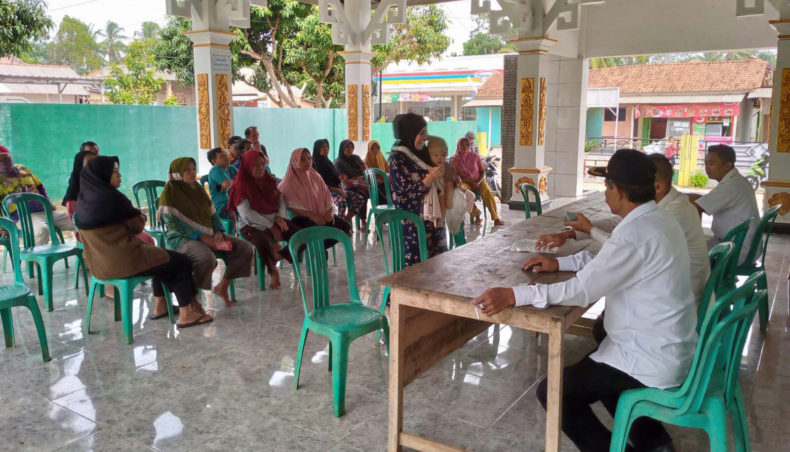 Pekon Sukamulya Bagikan Beras Kepada 241 KPM