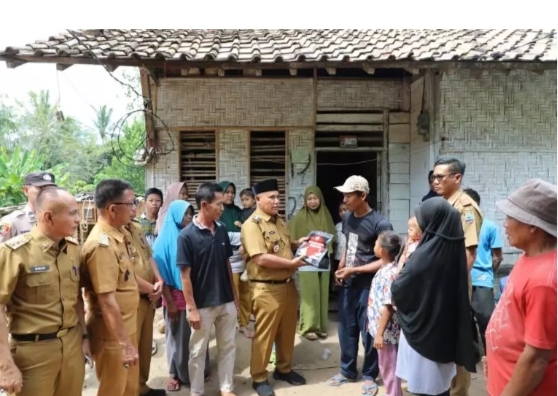 Bupati Nanang Ermanto Berikan Bantuan Korban Rumah Roboh