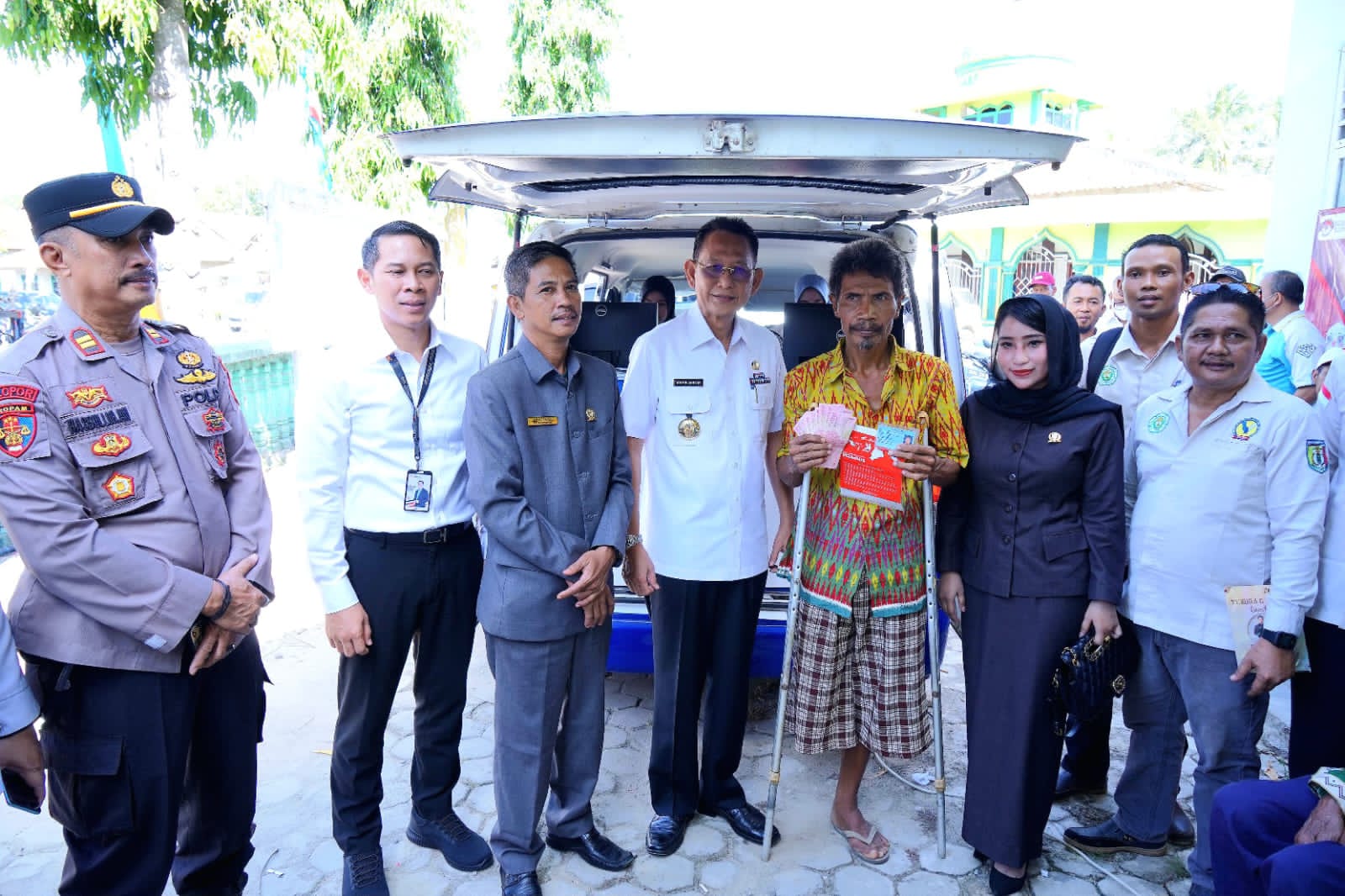 Pj. Bupati Pringsewu Berikan Bantuan Langsung Tunai Kepada Masyarakat Miskin Ekstrem 
