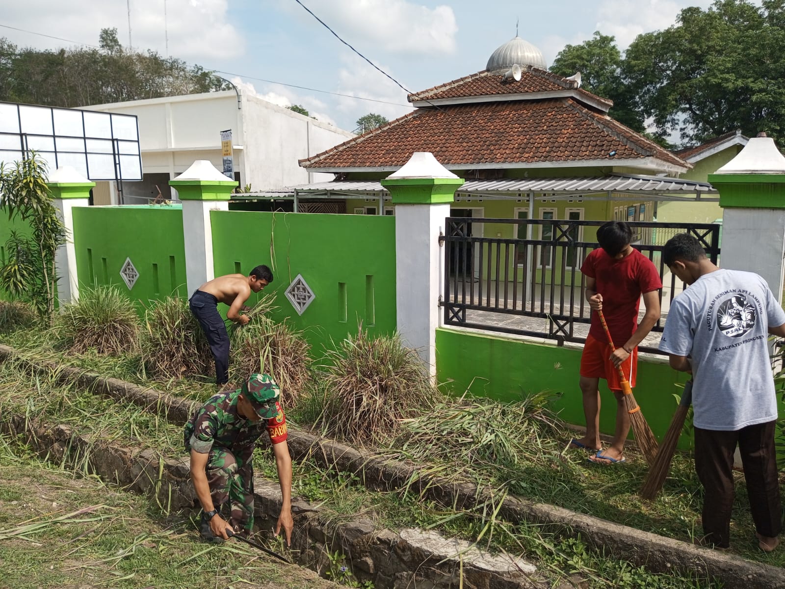 Babinsa Serda Heri Ajak Warga Gunungkancil Gotongroyong Jum’at Bersih 