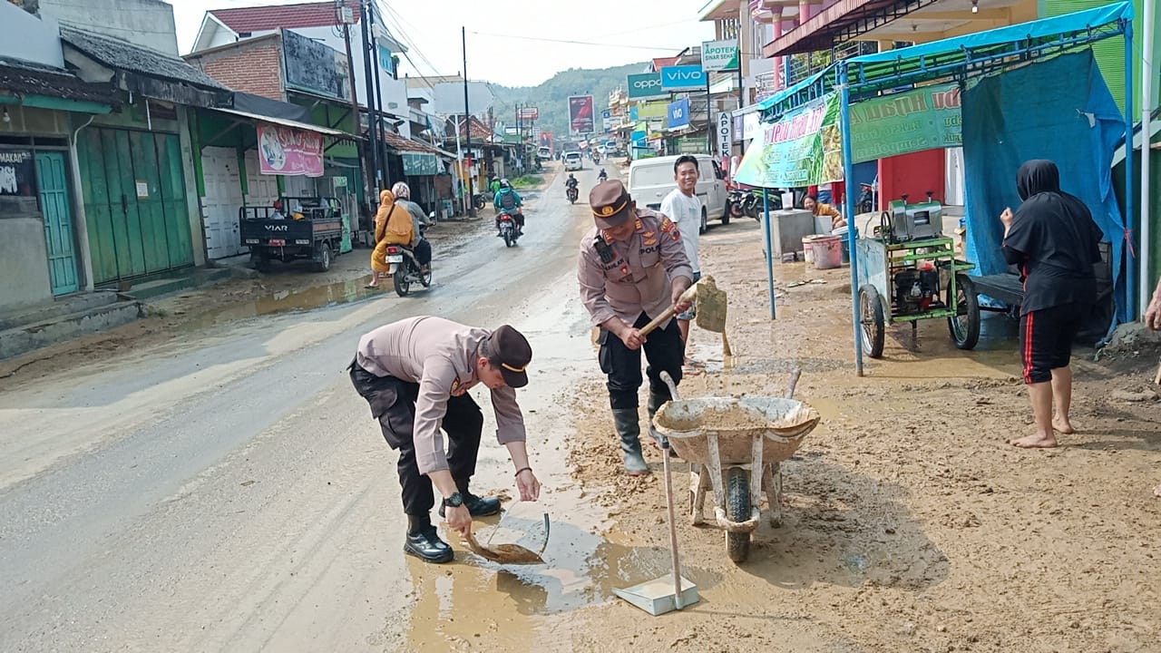 Bencana Banjir Melanda, Kini TNI – Polri dan Masyarakat Lakukan Kerja Bakti