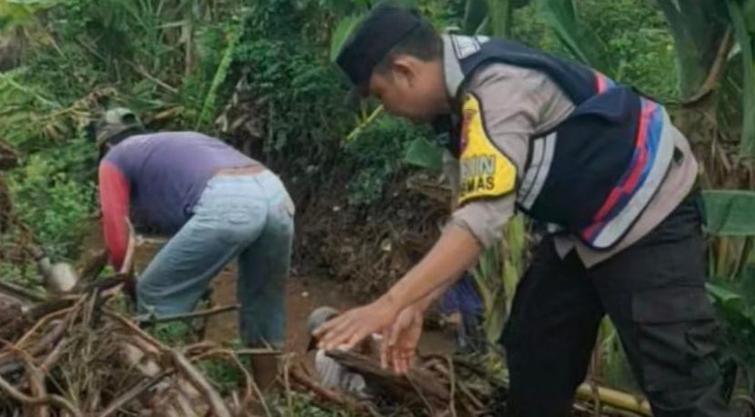 Galakkan Peduli Lingkungan, Polisi dan Warga Lakukan Kerja Bakti