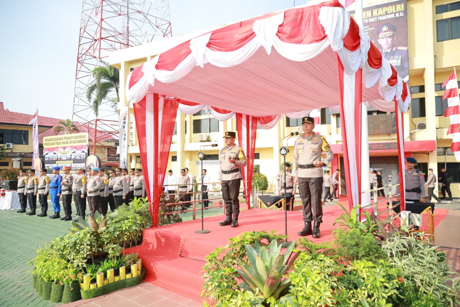 Pataka Polda Kalsel ke Irjen Pol Winarto