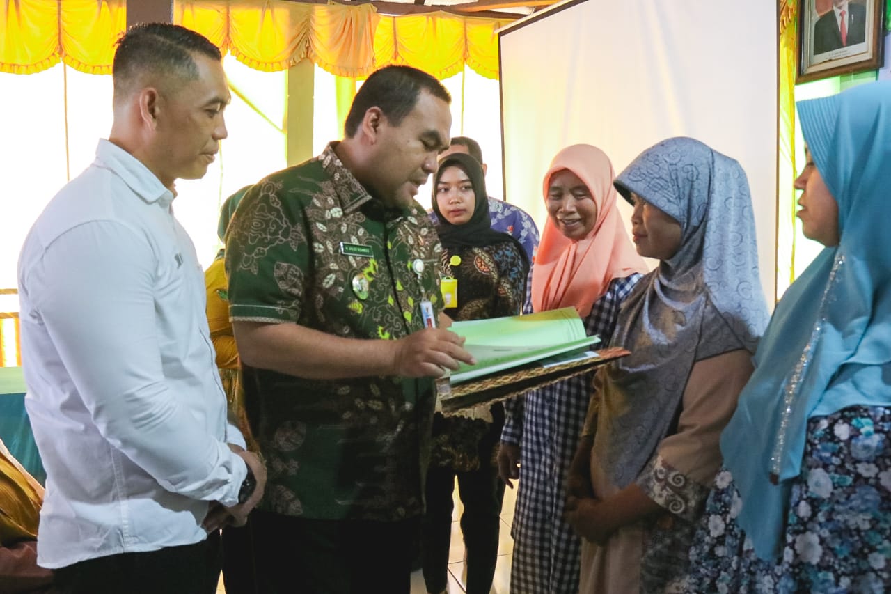 Bupati Serahkan 703 Sertifikat Program PTSL ke Warga Kelurahan Sonorejo   