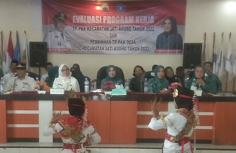 Ketua TP-PKK Lamsel Berikan Arahan dan Evaluasi TP-PKK Kecamatan Jatiagung