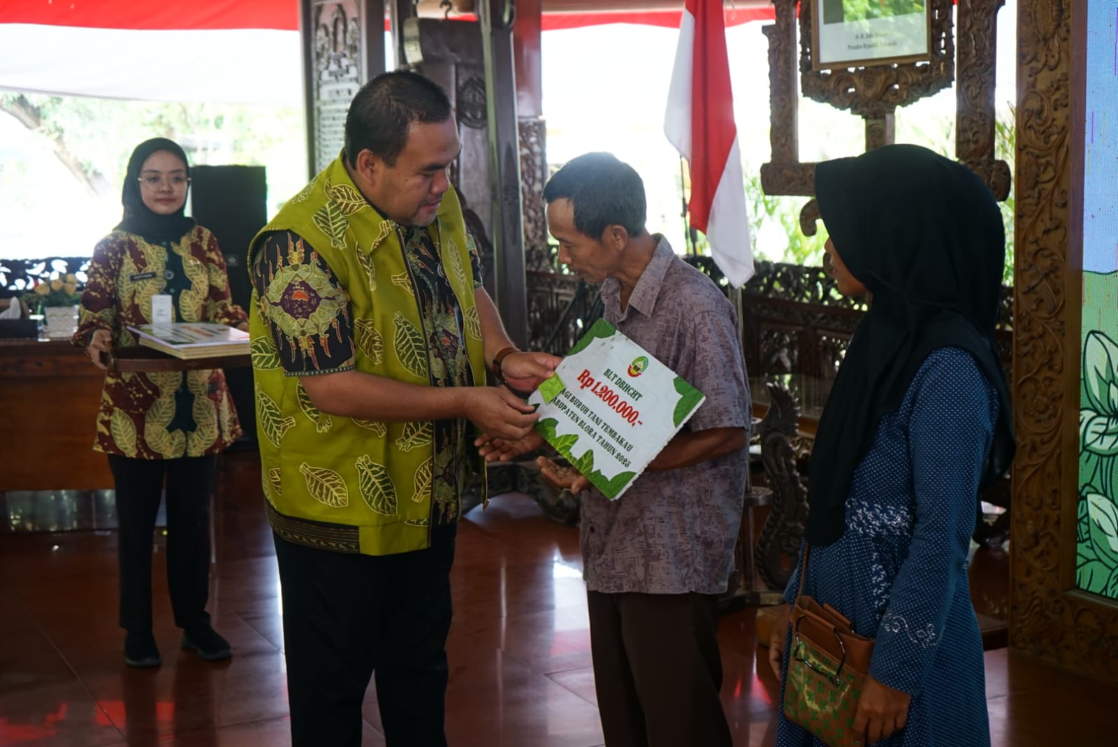 Ribuan Buruh Tani Tembakau dari 76 Desa di Blora Terima BLT DBHCHT