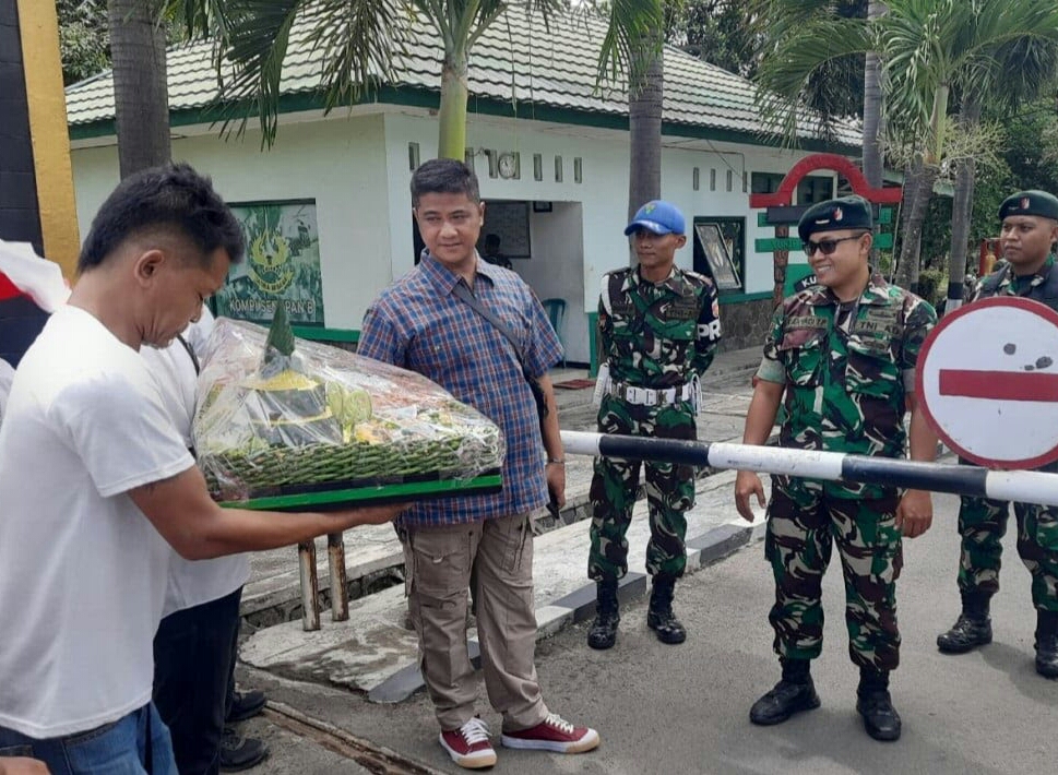 Prajurit Yonif Raider 408 Boyolali dapat Kiriman Tumpeng dari Warga