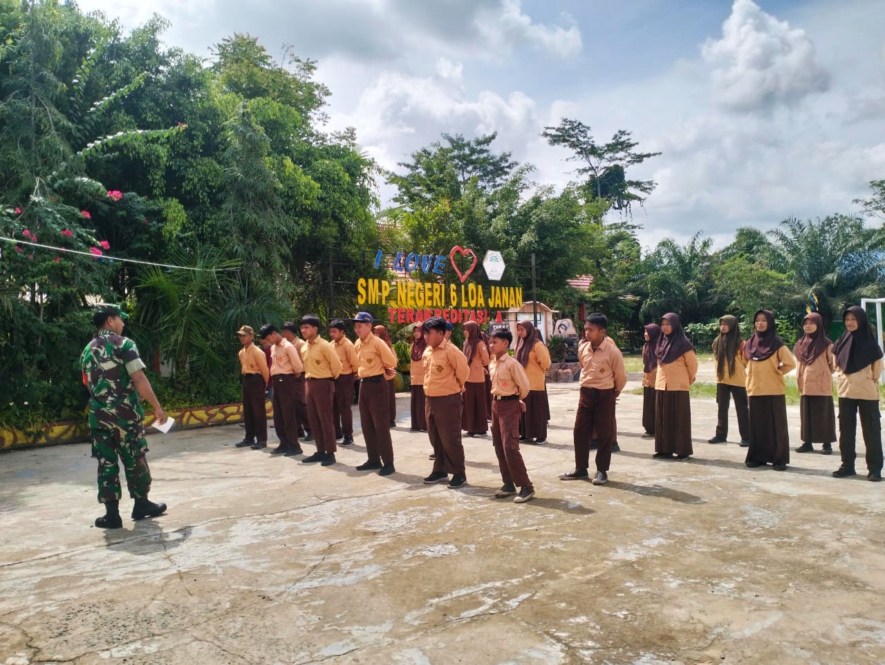 Bangun Kedisiplinan Pelajar, Babinsa Berikan Latihan Ketangkasan Baris Berbaris