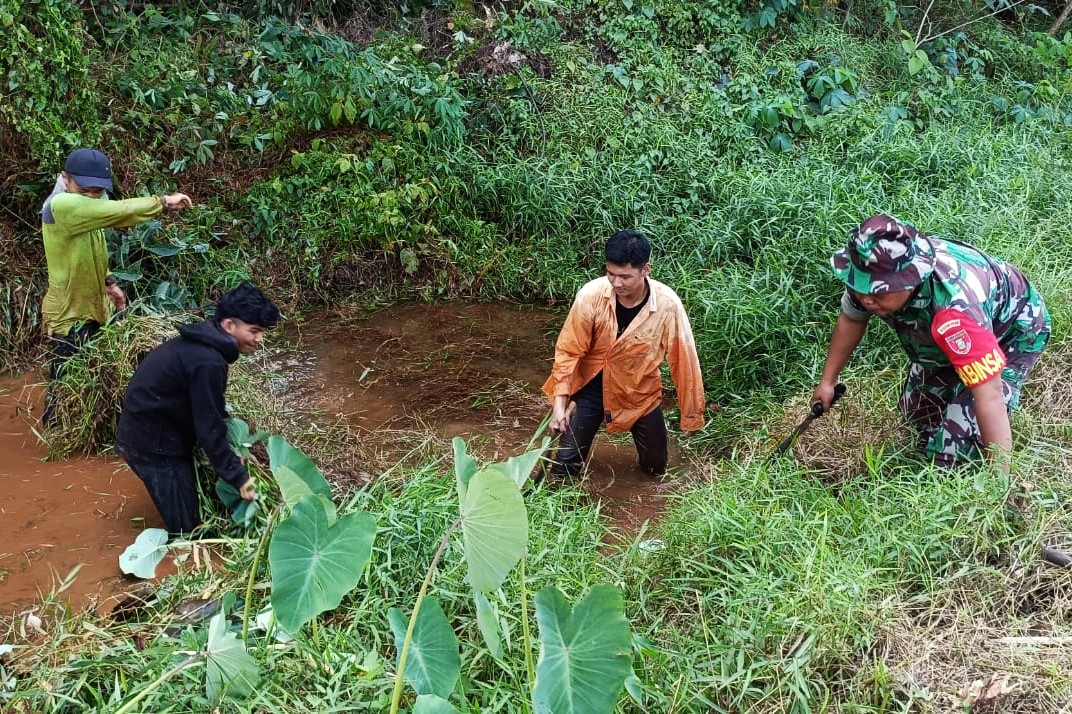 Babinsa Koramil Sangasanga, Pimpin Kerja Bakti Pembersihan Parit Dan Lingkungan