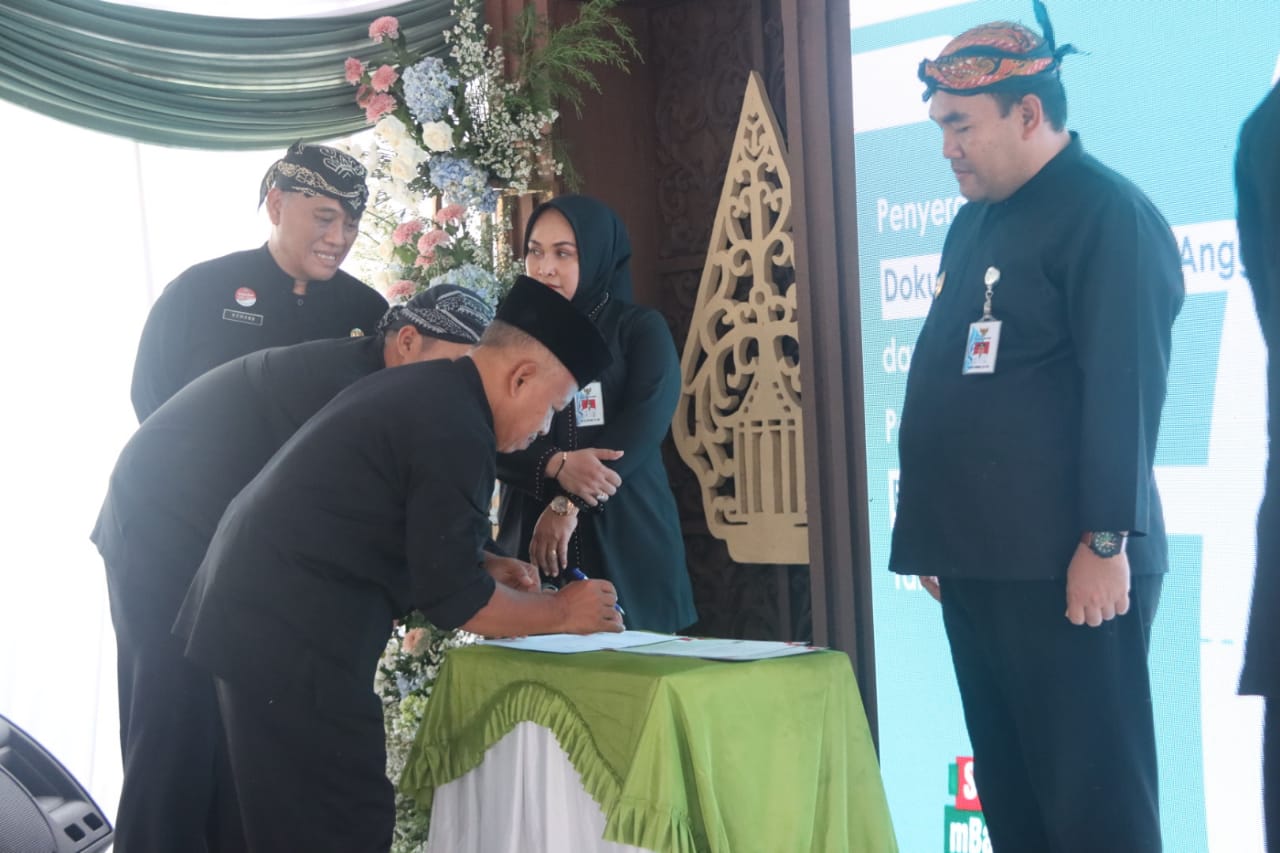 Serahkan DPA 2024, Bupati Arief Minta Semua Kepala OPD Terus Berinovasi 