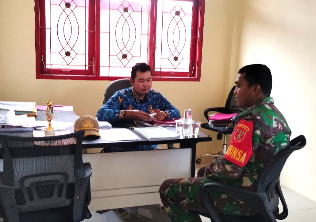 Melalui Komsos, Babinsa Koramil Sangasanga Jalin Sinergi Dengan Aparatur Kelurahan