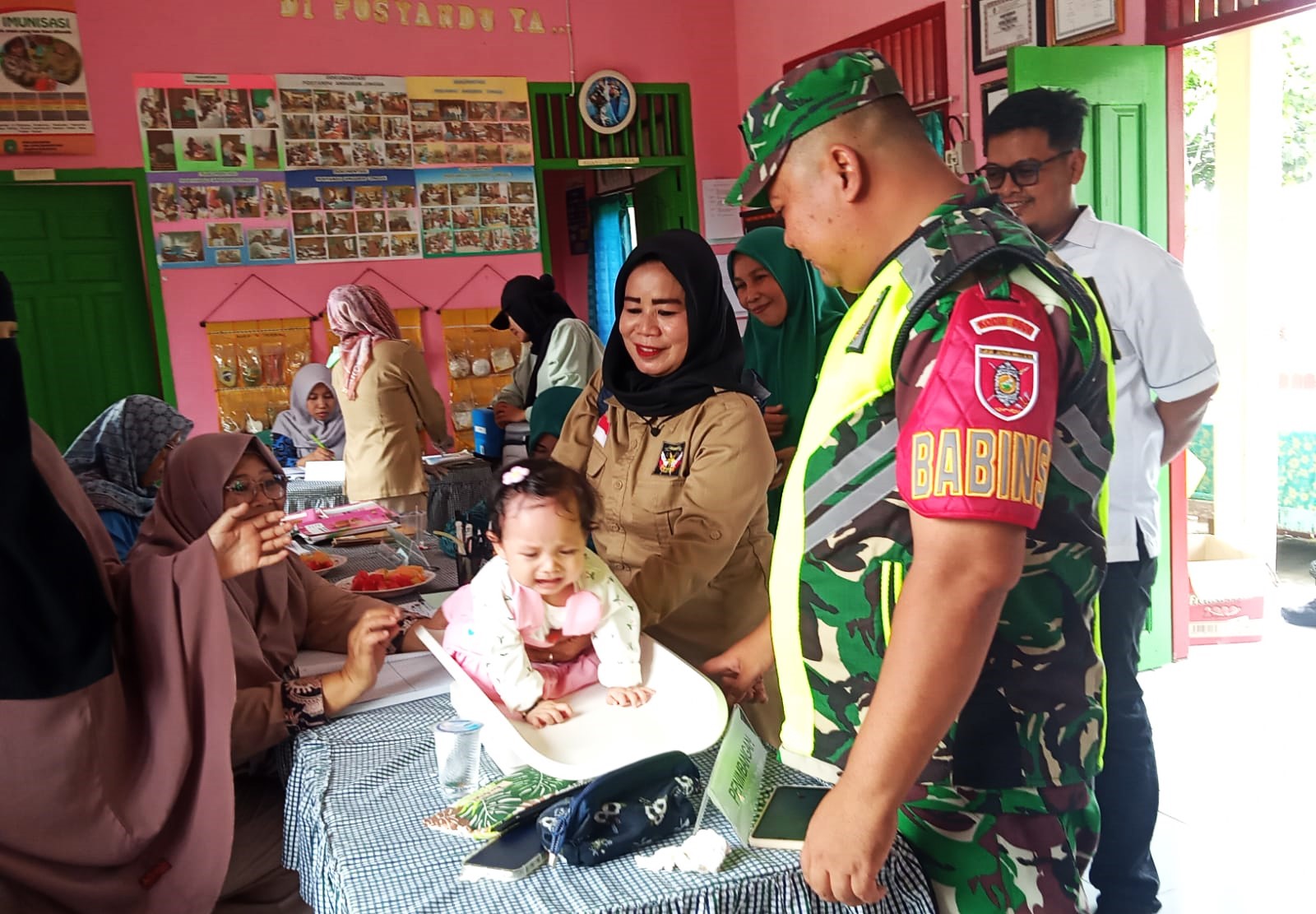 Peran Aktif Babinsa Koramil 04/Sangasanga Dampingi Posyandu Di Desa Binaan