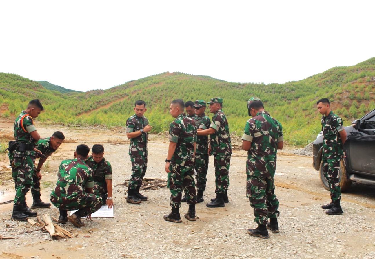Danramil 02/Loa Kulu Dampingi Danpussenarmed Tinjau Lokasi Pembangunan Satuan Yon Armed