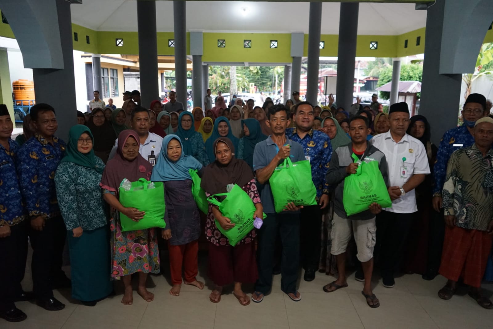 Bupati Serahkan Bantuan Sembako Untuk Korban Kebakaran Pasar Ngawen 