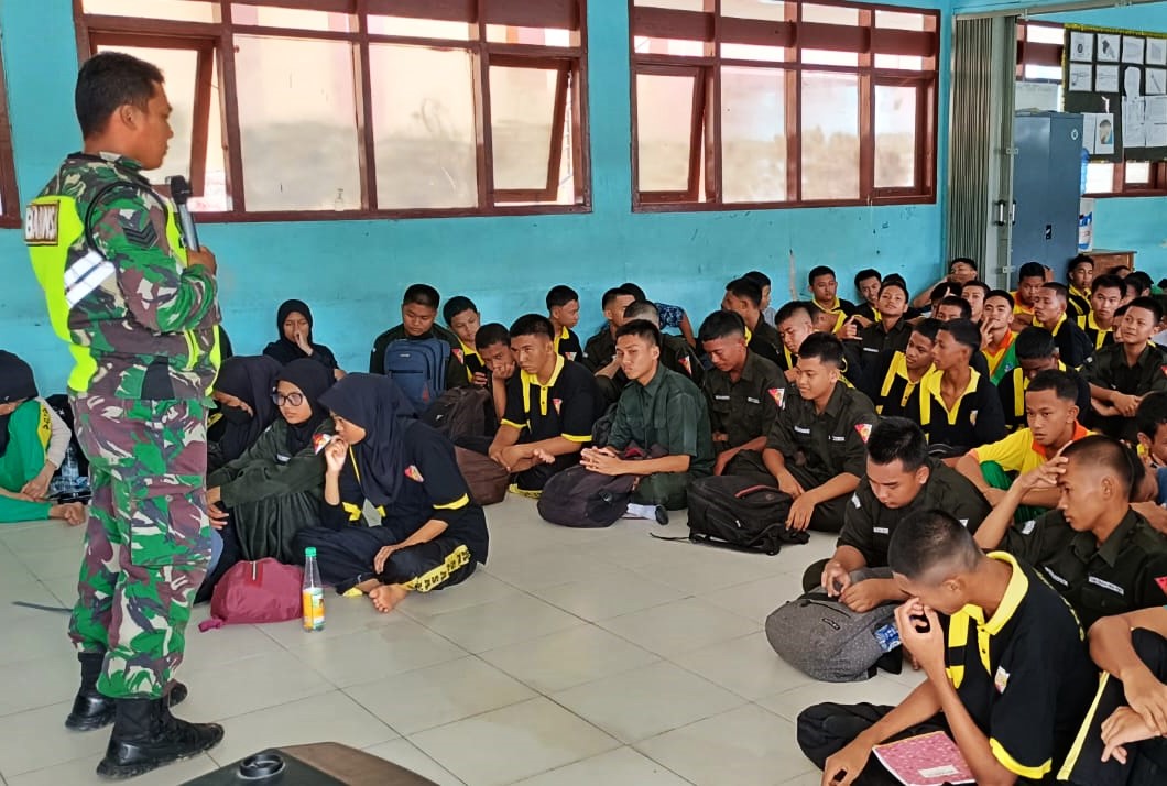 Tumbuhkan Semangat, Babinsa Koramil 04/Sangasanga Giat Wasbang Di SMKN 1 Sangasanga