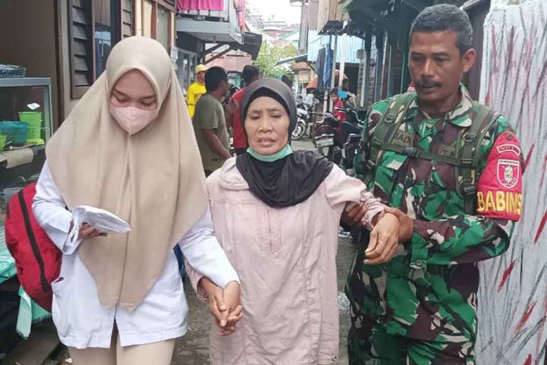 Seminggu tidak dapat berobat, Babinsa Sungai Dama Jemput dan Antar Warga kerumah Sakit