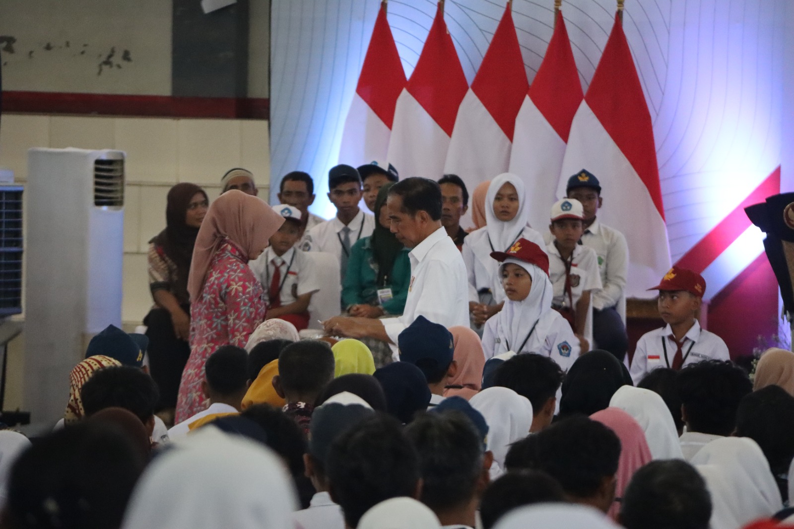 Jokowi Serahkan Bantuan PIP Hingga Rp 23,8 Triliun
