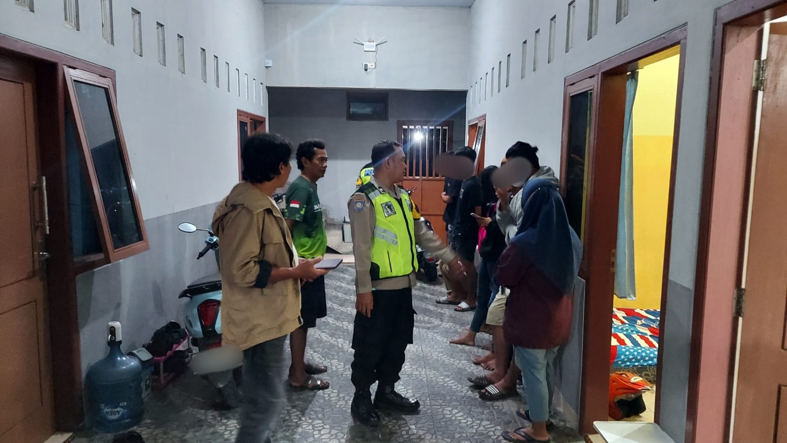 Sewa Kos Per Jam, Polisi Grebek 5 Pasangan Bukan Suami – Istri