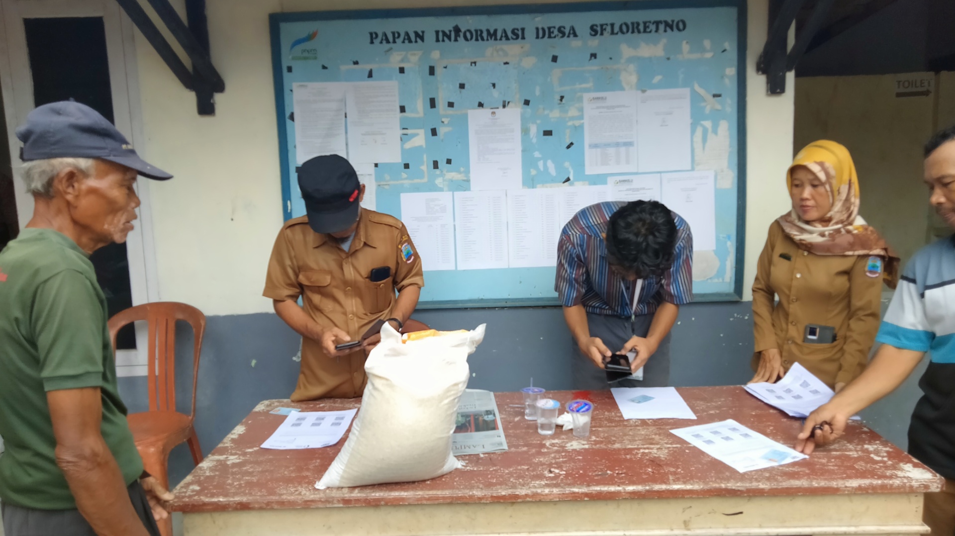 Agar Tepat Sasaran,Pemdes Seloretno Salurkan Bantuan Beras Gunakan Aplikasi