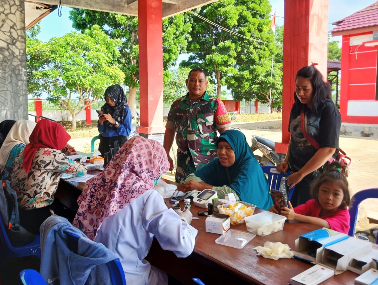 Deteksi Dini Penyakit, Babinsa Bendang Raya Dampingi Kegiatan Posbindu PTM