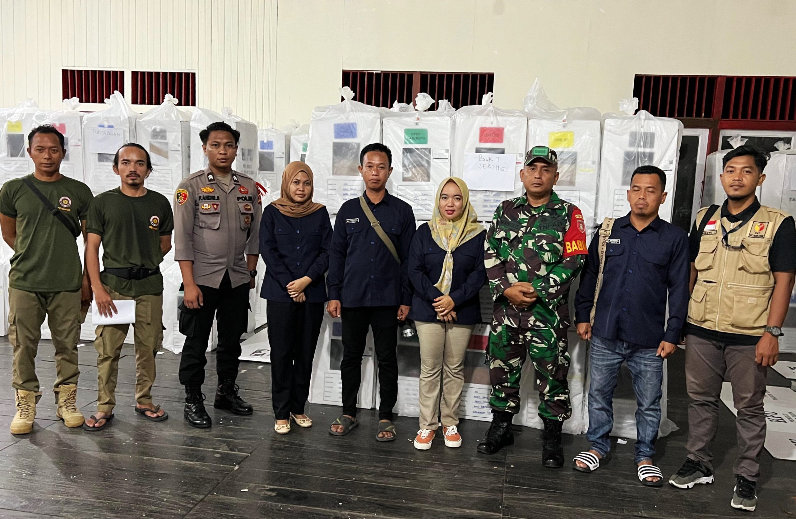 Pastikan Aman, Babinsa Bersama Bhabinkamtibmas Lakukan Pengawalan Pengembalian Logistik Pemilu