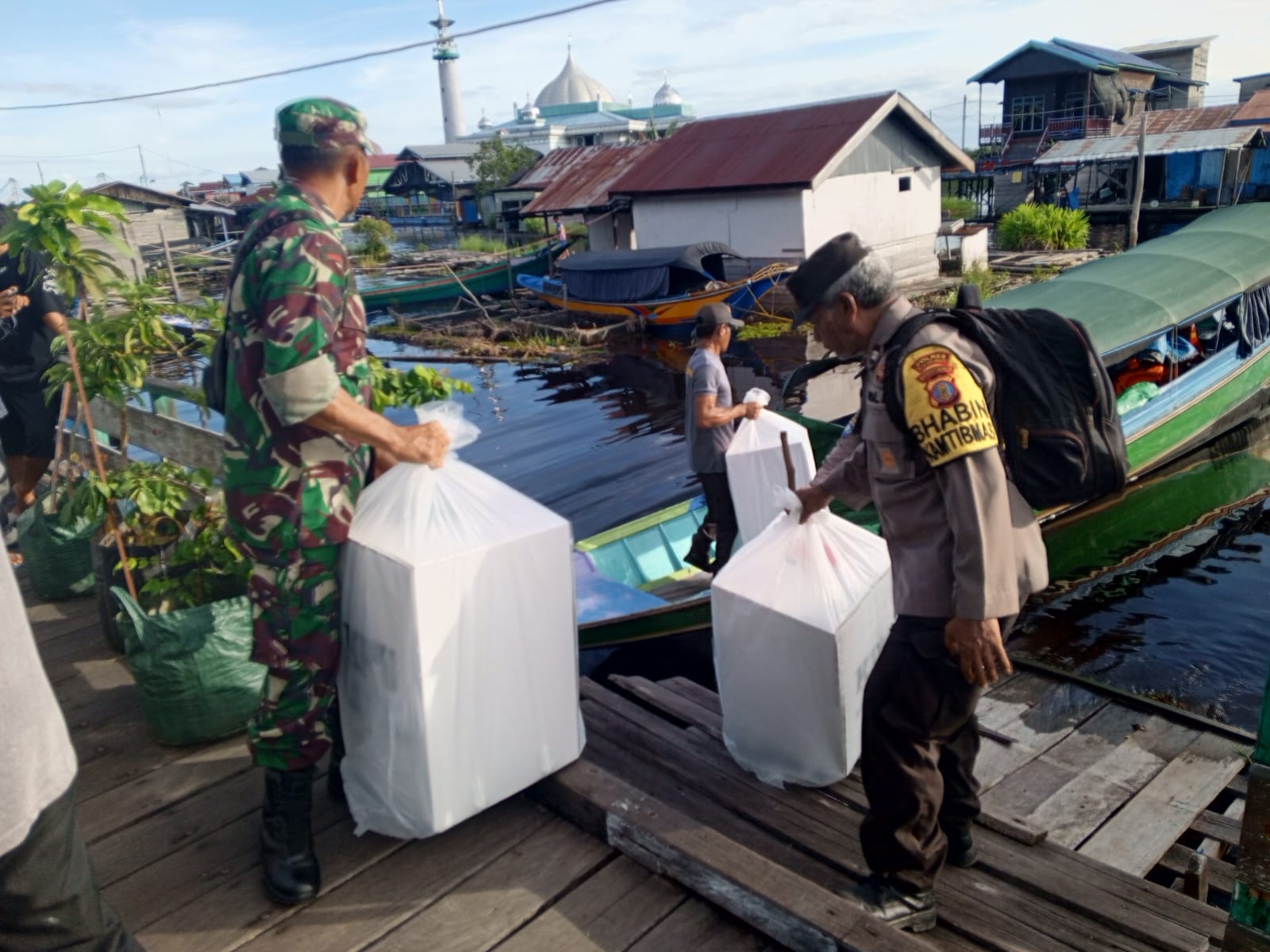Sinergitas Babinsa Dan Bhabinkamtibmas Kawal Logistik Hasil Pemilu Muara Enggelam